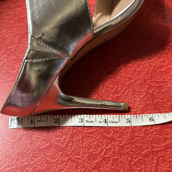 Charles by Charles David silver open toe stilettos shoes - great shape!! Heels - Picture 4 of 8